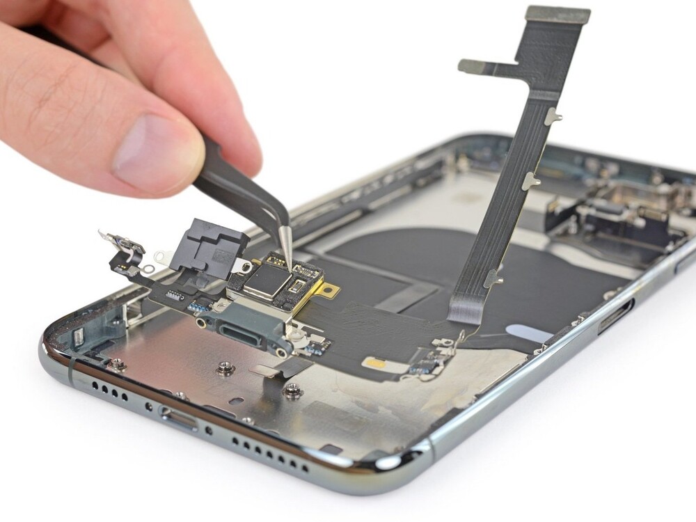 Замена нижнего шлейфа: микрофон, разъём зарядки iPhone 11 Pro