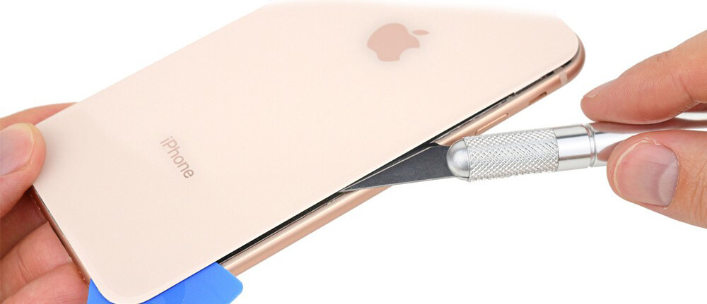 Замена заднего стекла корпуса iPhone 8