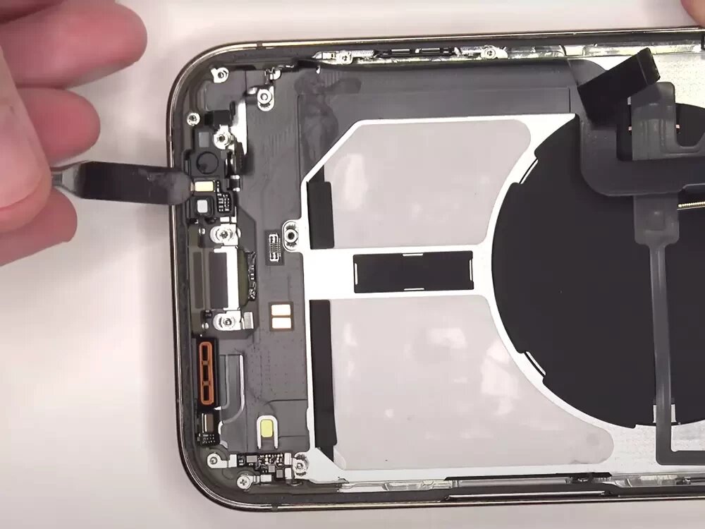 Замена нижнего шлейфа: микрофон, разъём зарядки iPhone 14 Pro Max