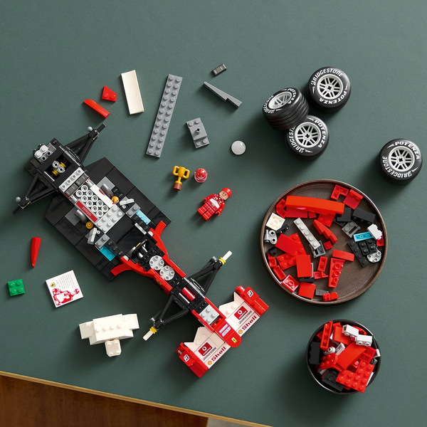 Конструктор LEGO Icons Ferrari F2004 та Michael Schumacher (11375), зображення 12